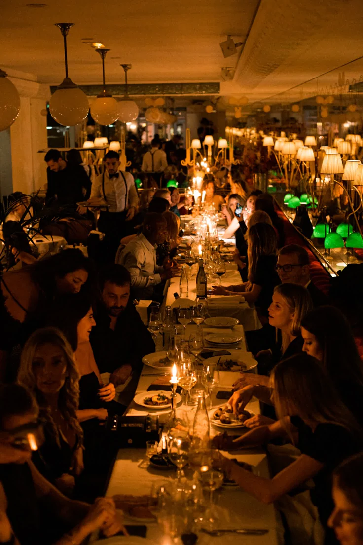 Tables dressées, lumière chaude, ambiance bistrot toulousain
